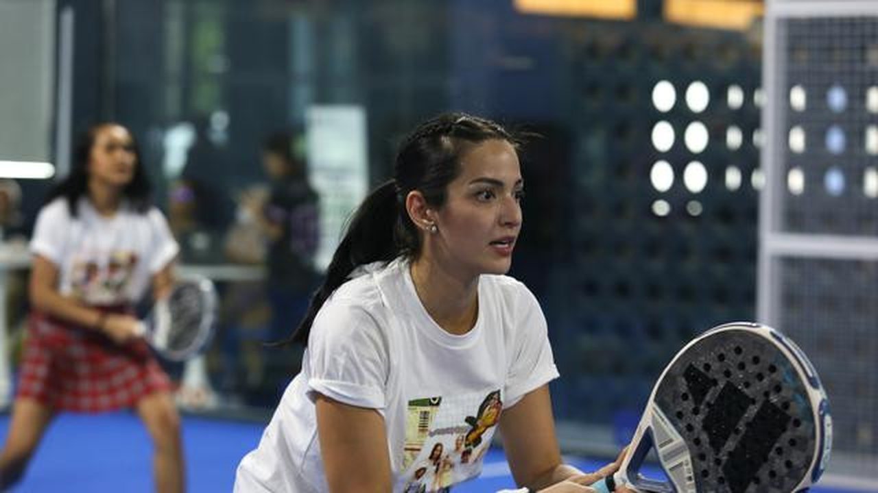 Tak hanya menjadikan olahraga sebagai gaya hidup, Nia Ramadhani ikut kompetisi padel. Kali pertama ikut turnamen, ia merasa terhibur sekaligus kecewa. (Foto: Dok. Istimewa)