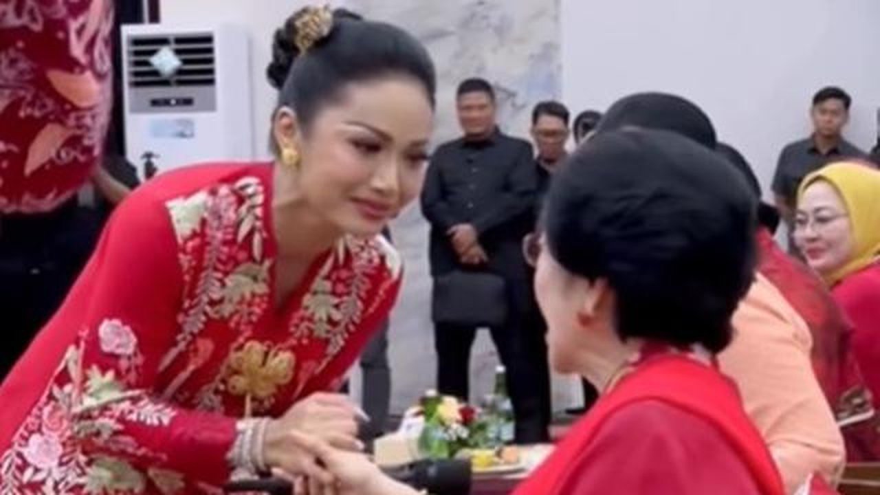 Krisdayanti di peringatan Hari Ibu yang diselenggarakan oleh Dewan Pimpinan Pusat (DPP) PDI Perjuangan. [Foto: IG/@krisdayantilemos]