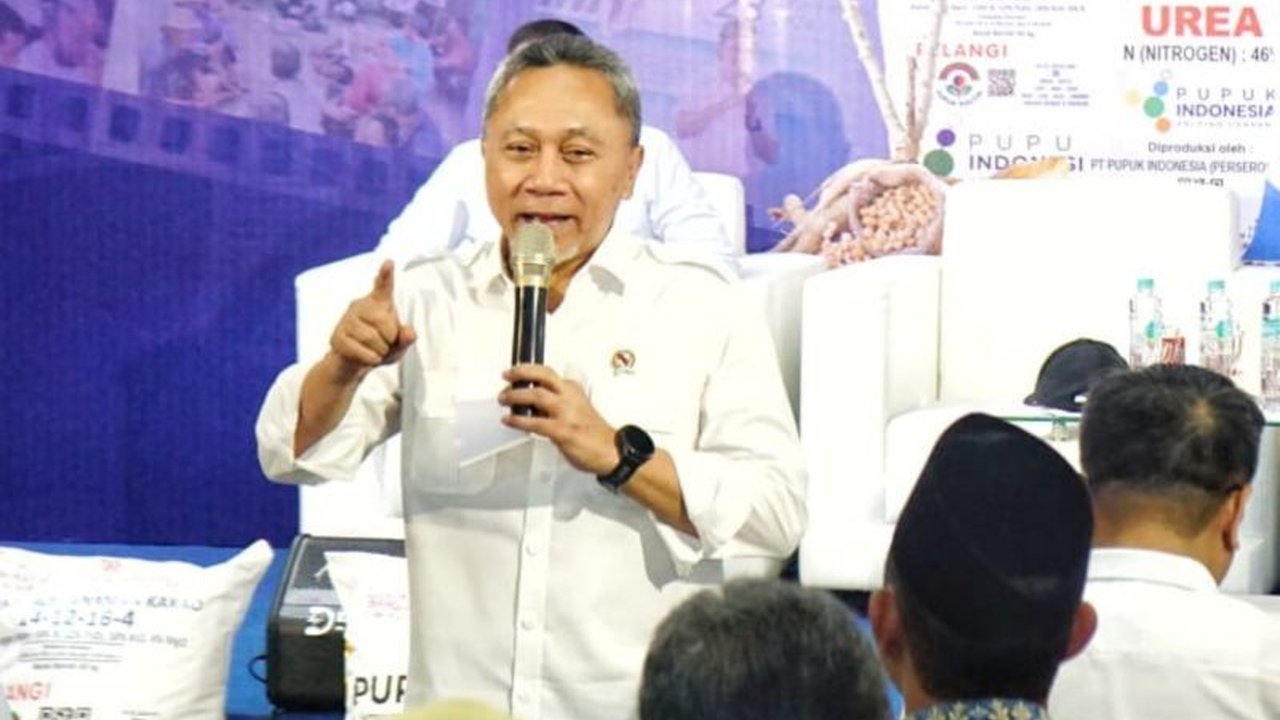PT Pupuk Indonesia akan membangun tujuh pabrik pupuk baru dalam lima tahun, bertujuan menurunkan harga pupuk sebesar 20 persen bagi petani mulai Januari 2025 melalui efisiensi subsidi.