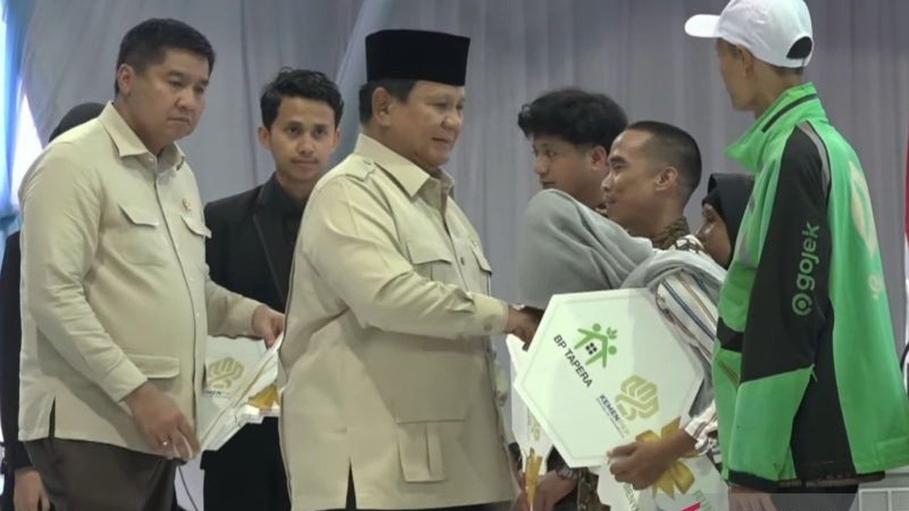 Presiden Prabowo Subianto menghadiri akad massal KPR FLPP terbesar dalam sejarah, menyerahkan 50.030 unit rumah subsidi untuk MBR di 33 provinsi, menandai komitmen negara dalam menyediakan hunian layak.