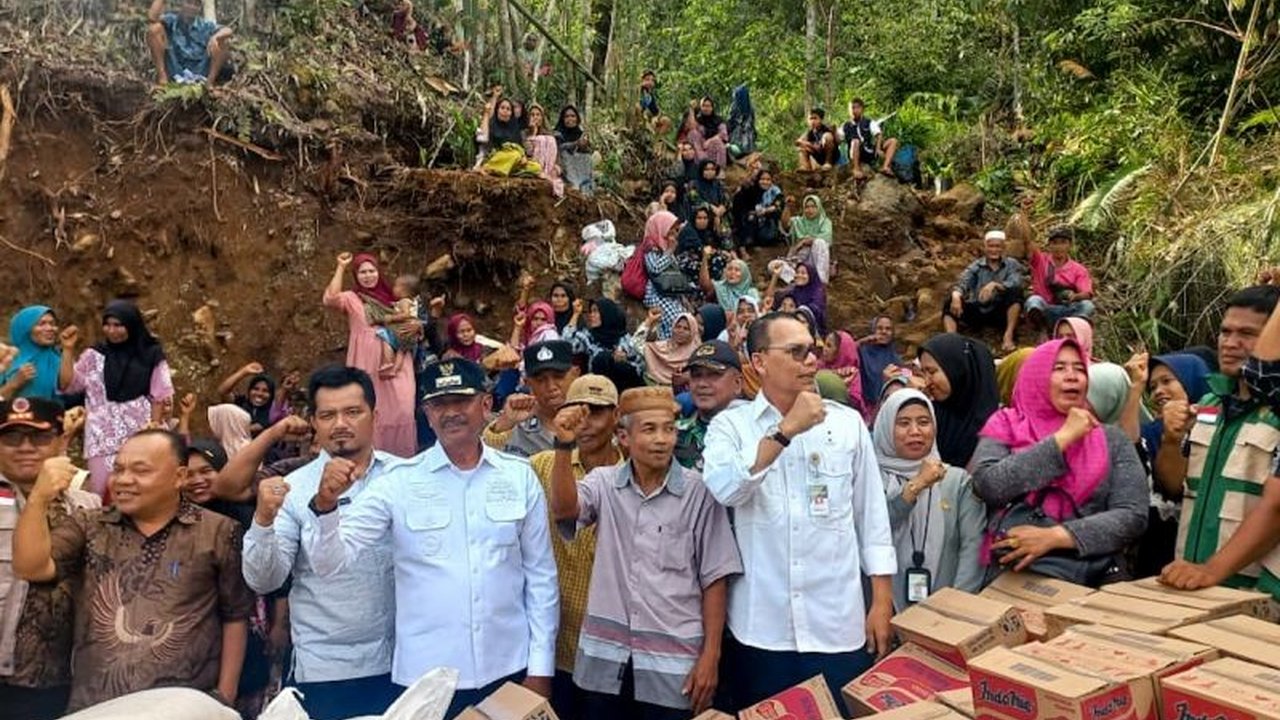 Kementerian Pertanian menyalurkan **bantuan Kementan Tapanuli Selatan** berupa logistik dan dukungan moril, memperkuat ketahanan pangan serta semangat pemulihan warga terdampak banjir dan longsor.