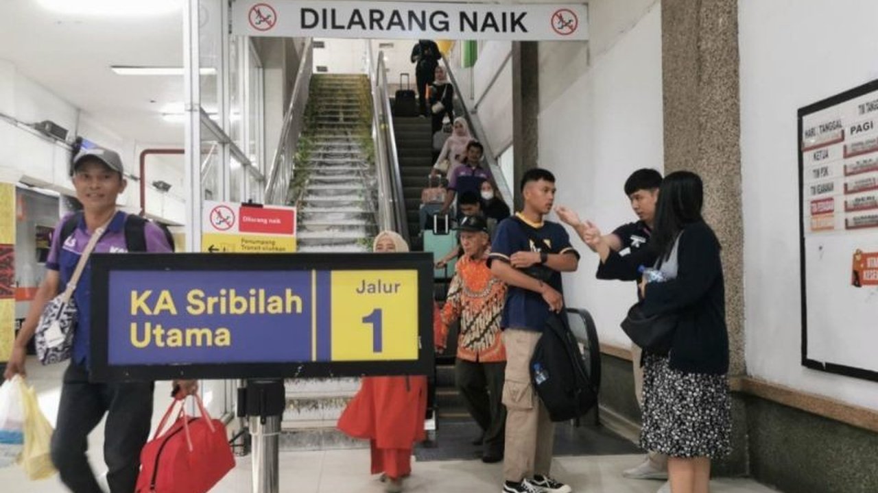 PT KAI Divre I Sumatera Utara menyediakan 186.768 kursi untuk Angkutan Nataru 2025/2026, memastikan perjalanan aman dan nyaman. Temukan detail diskon dan jadwal perjalanan kereta api di sini!