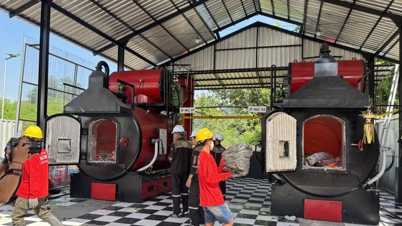 Pemerintah Kabupaten Badung mengambil langkah progresif dengan memasang empat unit insinerator modern untuk mengelola puluhan ton sampah setiap hari, sebuah solusi cepat dan krusial menjelang penutupan TPA Suwung pada akhir 2025.