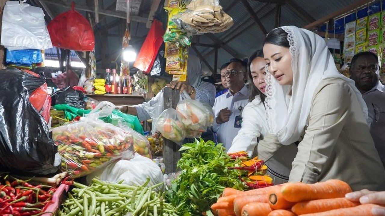 Wakil Menteri Perdagangan Dyah Roro Esti memastikan ketersediaan dan harga Stok Bahan Pokok Sorong tetap terkendali menjelang perayaan Natal 2025 dan Tahun Baru 2026, meskipun ada fluktuasi harga cabai.