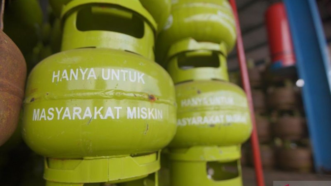 Pertamina Patra Niaga Regional Kalimantan menjamin pasokan LPG 3 Kg Kalbar aman menjelang Nataru 2025 dengan melakukan extra dropping dan operasi pasar untuk memenuhi kebutuhan masyarakat.