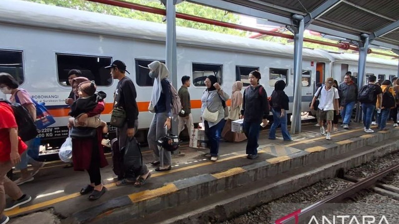 Antusiasme masyarakat menyambut libur akhir tahun terlihat dari Lonjakan Penumpang Nataru Daop Jember, mencapai puluhan ribu orang yang memilih kereta api sebagai moda transportasi utama.