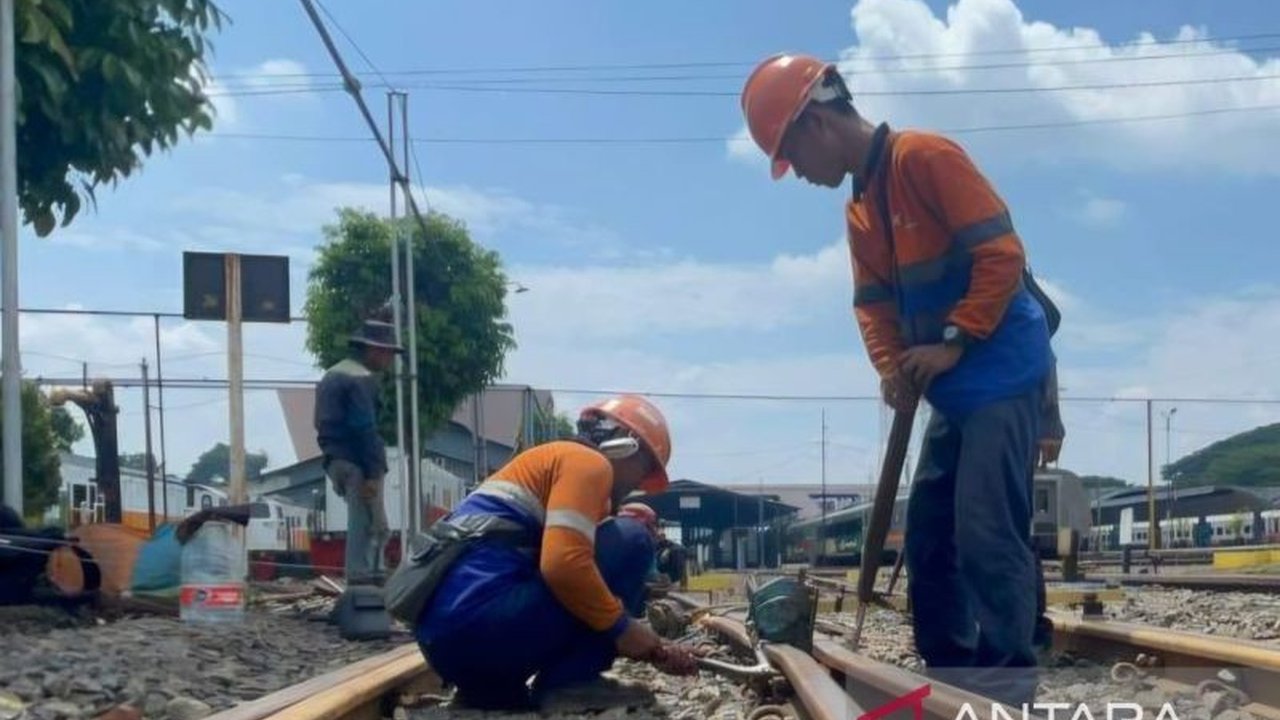 PT KAI Daop 8 Surabaya gencar melakukan pengecekan rel kereta api dan prasarana lainnya untuk memastikan keamanan serta keselamatan perjalanan selama periode angkutan Nataru 2025/2026.