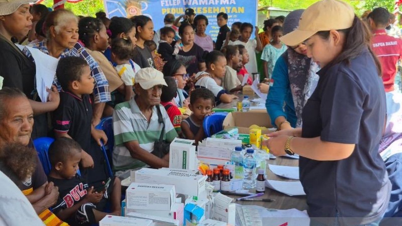 Ribuan warga Distrik Manokwari Timur antusias mengikuti Pemeriksaan Kesehatan Gratis menjelang Natal 2025, inisiatif DPD RI dan Dinas Kesehatan Papua Barat untuk tingkatkan akses layanan.