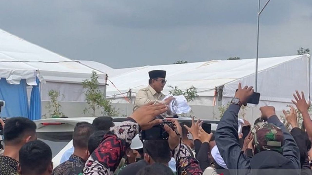Presiden Prabowo Subianto menarik perhatian publik di Kota Serang dengan Prabowo Bagikan Baju setelah menghadiri akad massal rumah subsidi, menunjukkan kedekatan dengan rakyat.