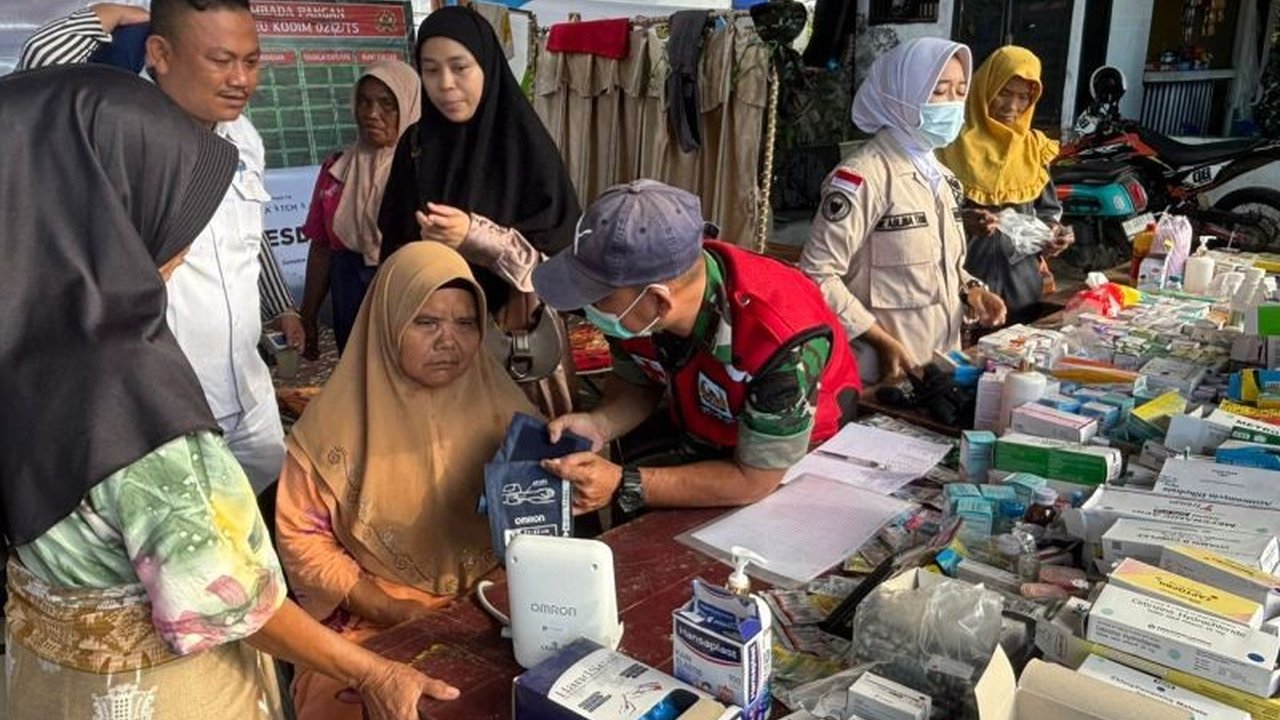 Satgas Kesdam I/BB respons cepat dengan pemeriksaan kesehatan Tapanuli Selatan bagi korban banjir dan longsor. Simak bagaimana TNI AD meringankan beban warga.