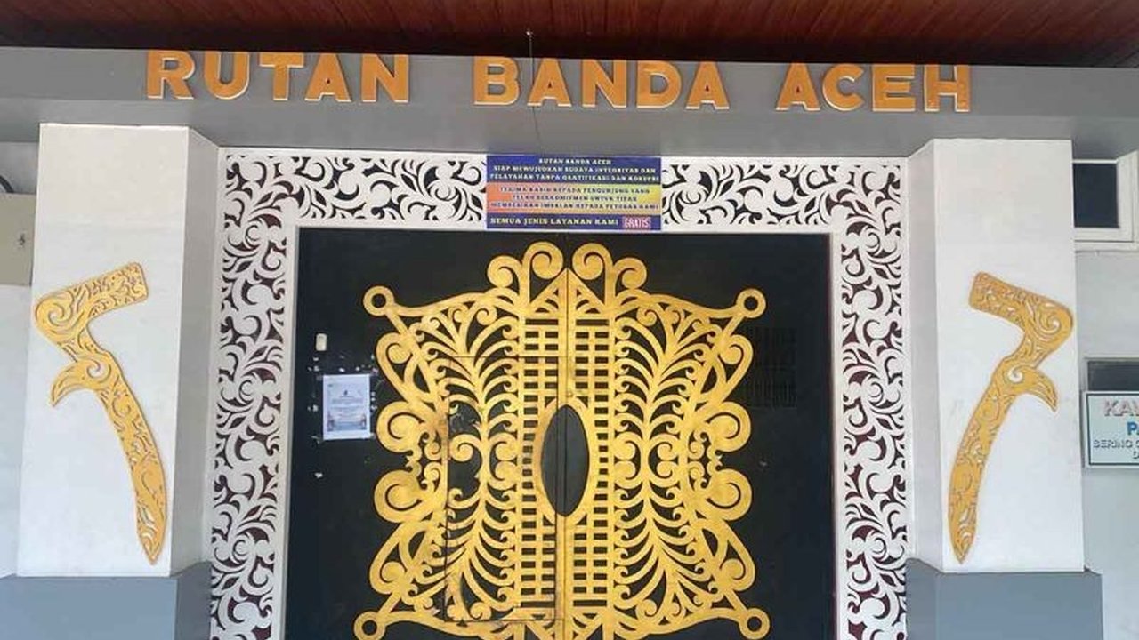 Kepala Rutan Kelas IIB Banda Aceh memberikan klarifikasi tegas terkait hoaks pembebasan narapidana untuk mencari keluarga di daerah bencana. Benarkah ada narapidana yang dibebaskan dari Rutan Banda Aceh?