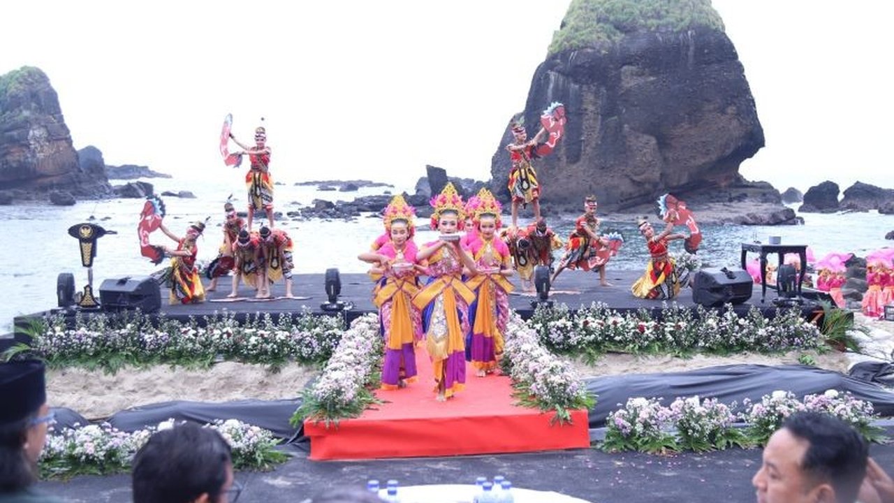 Pemerintah Kabupaten Jember bersama Perhutani resmi menjalin kerja sama wisata Jember untuk mengelola Pantai Papuma dan Watu Ulo dengan sistem tiket tunggal, menjanjikan pengalaman lebih efisien bagi wisatawan mulai awal 2026.