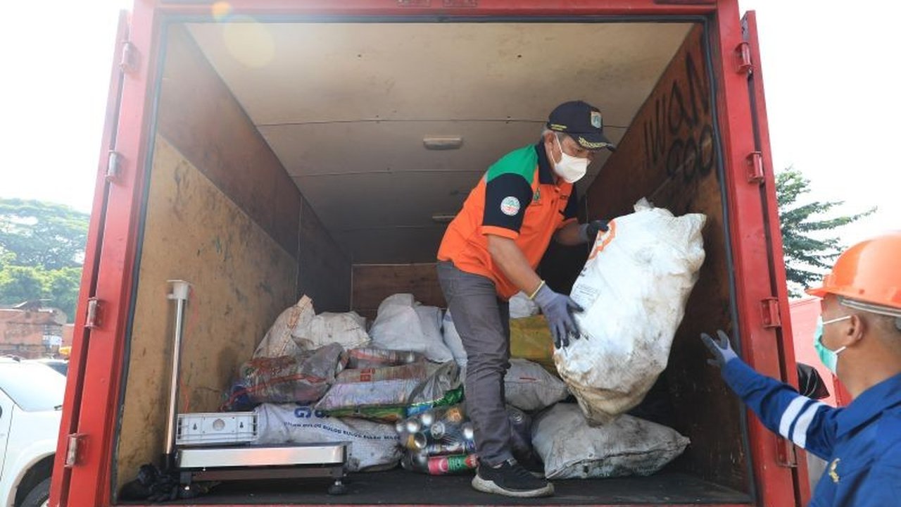 DKI Jakarta mencetak sejarah dengan kolaborasi EPR Sampah B3, berhasil mengumpulkan lebih dari 1,4 ton sampah kaleng berbahaya. Bagaimana skema ini mengubah pengelolaan limbah?