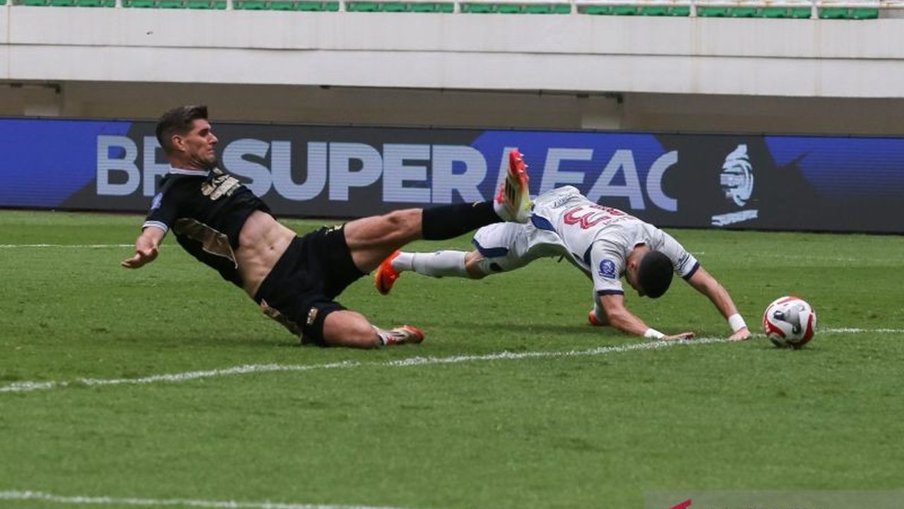 Dewa United sukses taklukkan Persis Solo dengan skor telak 5-1 di Banten International Stadium, memperpanjang rekor buruk Persis dan mendongkrak posisi Dewa United di klasemen Super League.