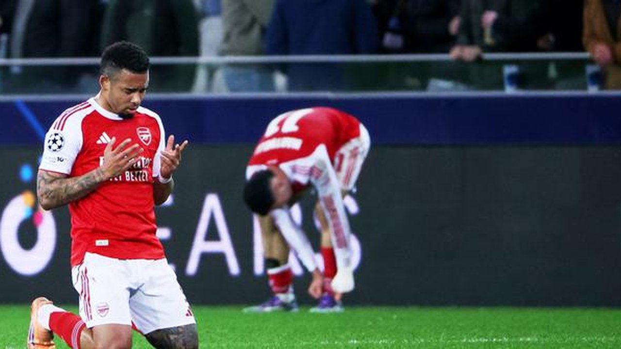 Pemain Arsenal Gabriel Jesus berdoa setelah timnya meraih kemenangan dalam laga Liga Champions melawan Club Brugge di Bruges, Belgia, Kamis, 11 Desember 2025. (AP Photo/Omar Havana)