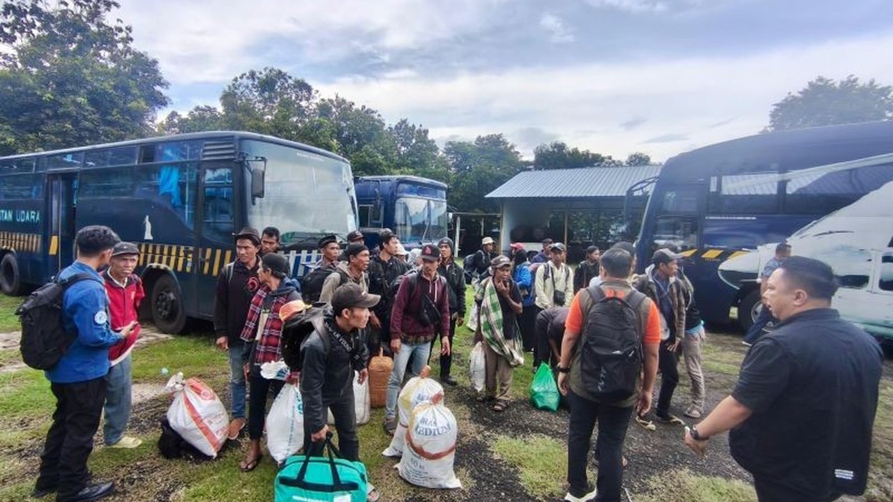 Pemerintah Provinsi Jawa Tengah memfasilitasi pemulangan 100 warganya yang terdampak parah banjir di Sumatra, lengkap dengan bantuan transportasi dan modal usaha untuk memulai kembali kehidupan mereka di kampung halaman.