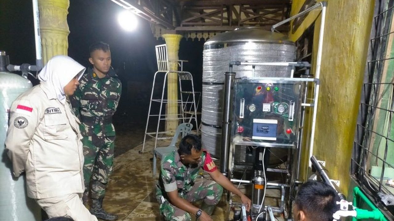 TNI bersama Kementerian Pertahanan hadirkan solusi air bersih di Langkat. Simak bagaimana instalasi pengolahan air Langkat ini membantu warga pasca-bencana.