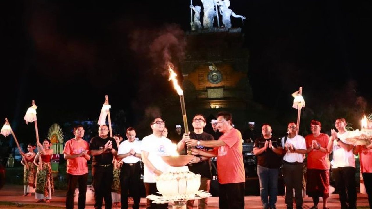 Denpasar Festival ke-18 resmi dibuka, menjadi ajang promosi UMKM lokal, pelestarian budaya, dan percontohan pengelolaan sampah berkelanjutan di Kota Denpasar.