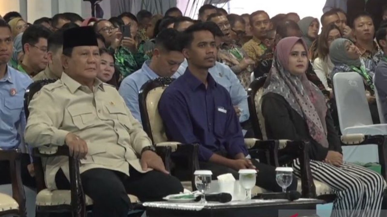 Presiden Prabowo Subianto menyerahkan langsung kunci rumah subsidi kepada ART dan pedagang seblak di Banten, menunjukkan komitmen pemerintah dalam program Rumah Subsidi Prabowo untuk rakyat kecil.
