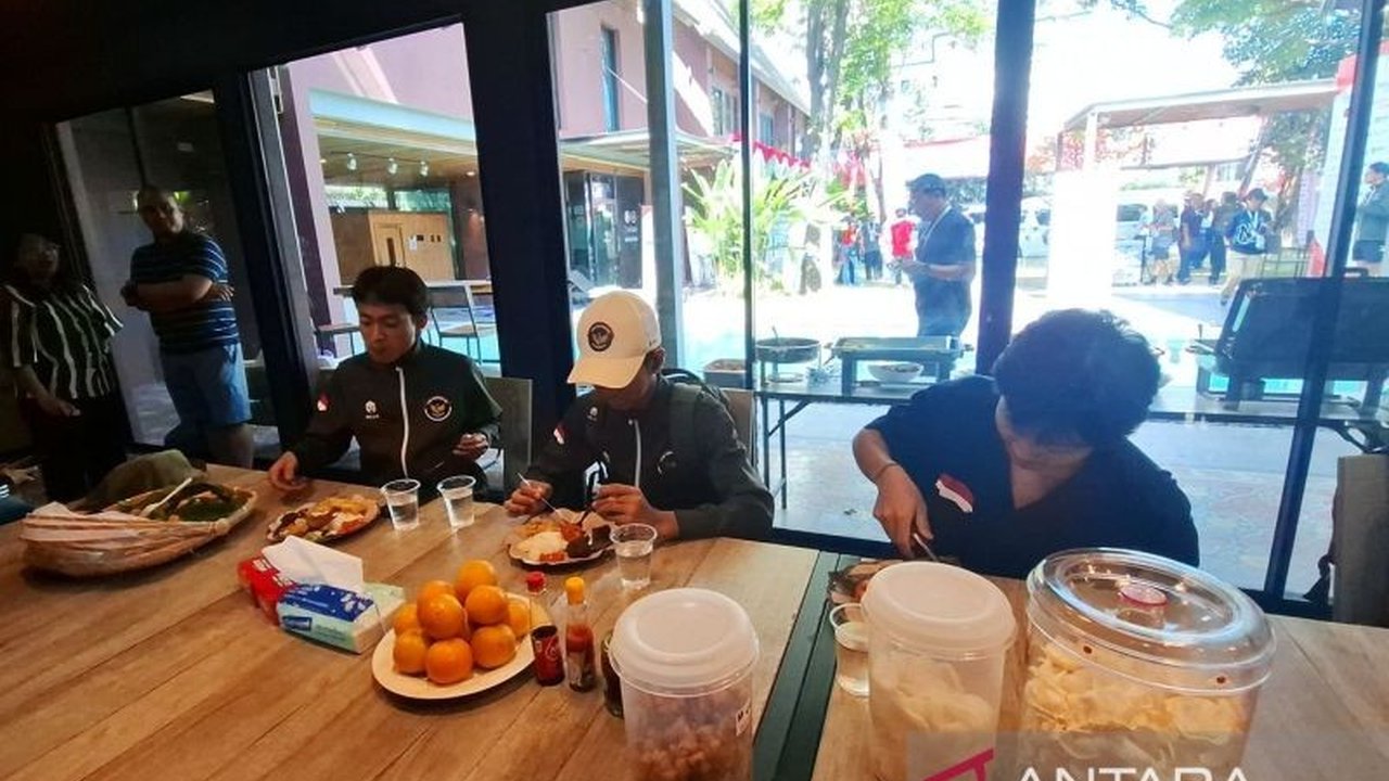 Di tengah hiruk pikuk SEA Games ke-33 di Thailand, rendang buatan Mpok Elly dari Komite Olimpiade Indonesia (KOI) menjadi juara kuliner yang sukses mengobati kerinduan akan cita rasa Indonesia, bahkan mengalahkan kelezatan tom yum dan som tam.