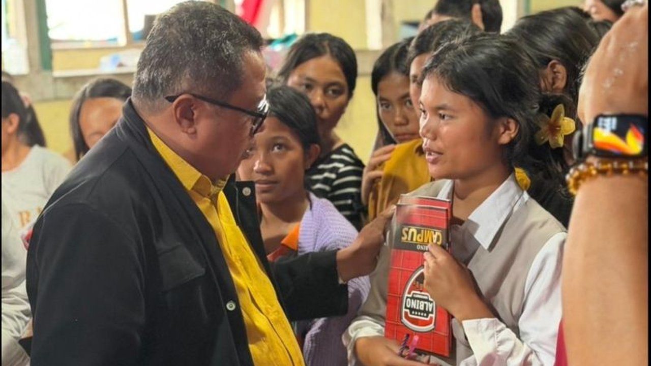 Ketua DPP Partai Golkar Lamhot Sinaga menyalurkan bantuan dan paket Natal di pos pengungsian Humbang Hasundutan, menegaskan komitmennya untuk membantu warga terdampak banjir dan longsor serta mengawal aspirasi mereka ke pemerintah pusat.