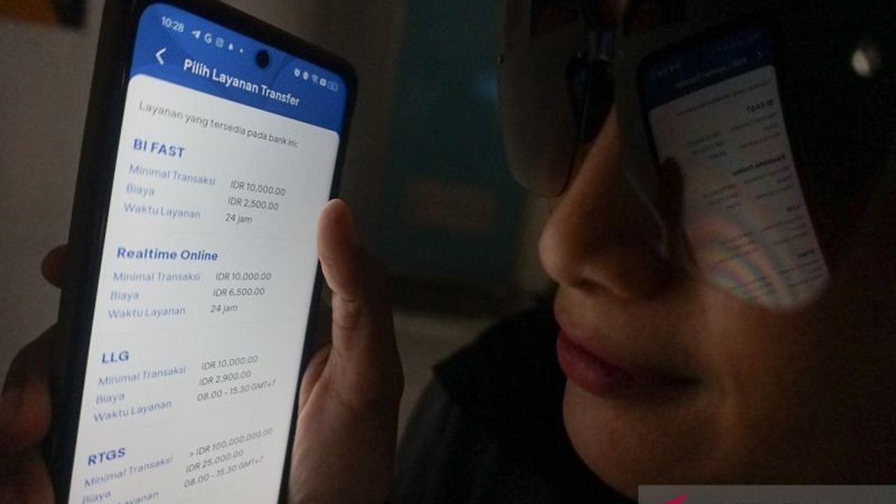 Otoritas Jasa Keuangan (OJK) memastikan seluruh Bank Pembangunan Daerah (BPD) diperiksa intensif untuk meningkatkan keamanan siber perbankan, menyusul insiden peretasan BI-FAST yang mengancam stabilitas sistem keuangan.
