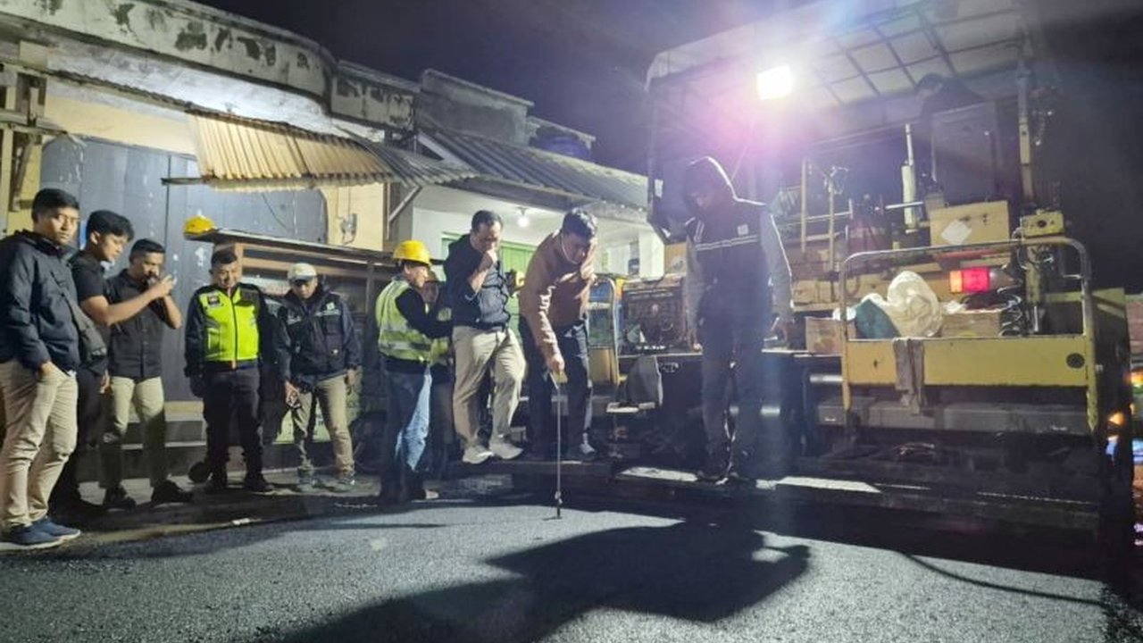 Bupati Garut Abdusy Syakur Amin melakukan pengecekan jalan Garut secara intensif demi memastikan kualitas infrastruktur yang kokoh dan tahan lama, menjawab kebutuhan mobilitas warga.