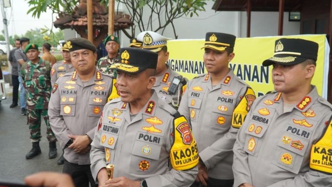 Kapolda Jabar Irjen Pol Rudi Setiawan meninjau langsung Pengamanan Nataru Tol Cikampek di KM 57, memantau arus lalu lintas dan memberikan arahan khusus terkait kepadatan rest area, serta memprediksi puncak arus kendaraan.