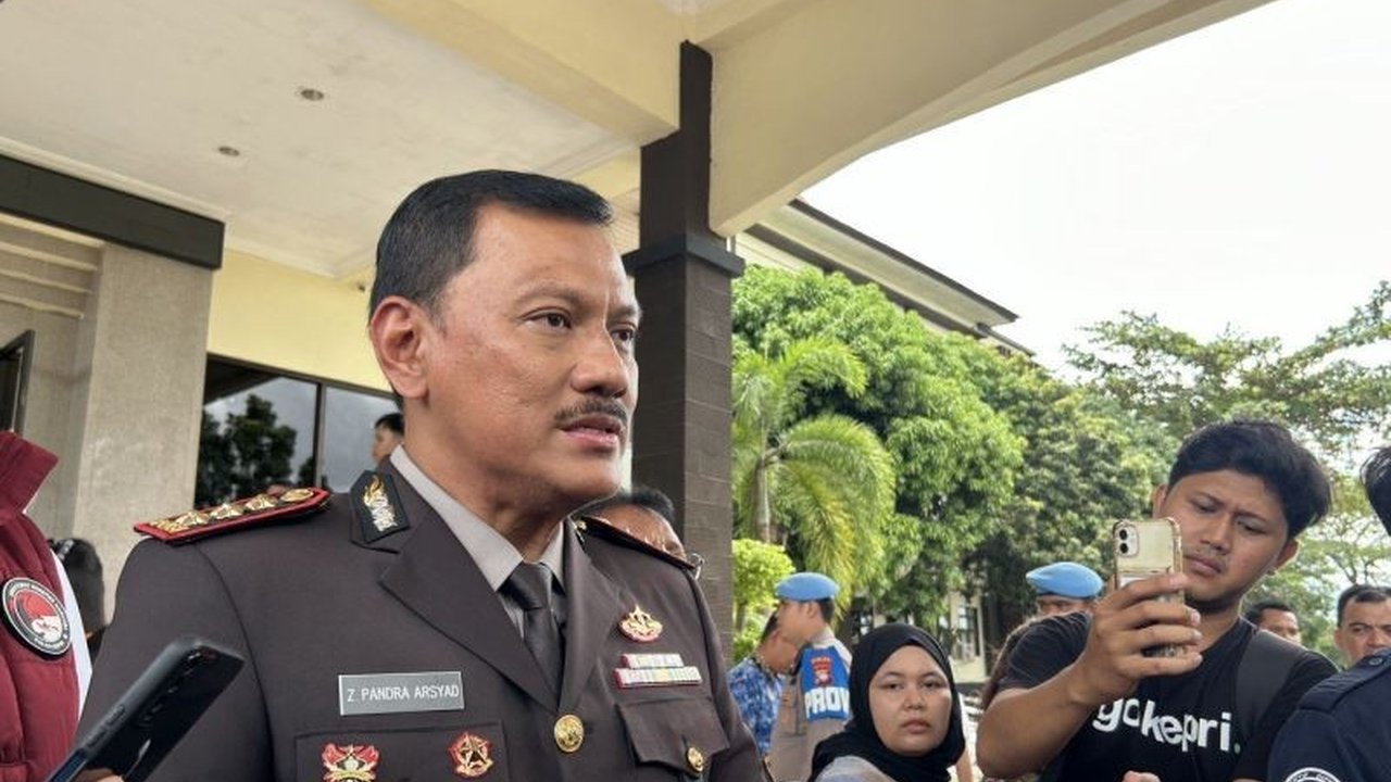 Bidpropam Polda Kepri mengamankan Iptu TSH, seorang oknum polisi Polda Kepri dari Ditresnarkoba, terkait dugaan pemerasan pengusaha melalui penggerebekan fiktif. Cari tahu detail kasusnya!