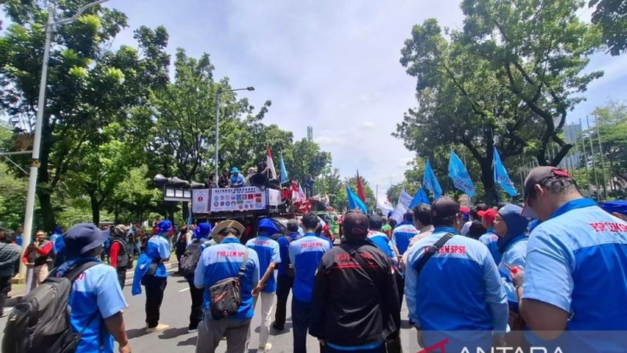 Kebijakan Kenaikan UMP 2026 dengan formula inflasi + (pertumbuhan ekonomi x alfa) menjadi penentu keseimbangan daya beli buruh dan daya saing industri nasional di tengah ketidakpastian global.