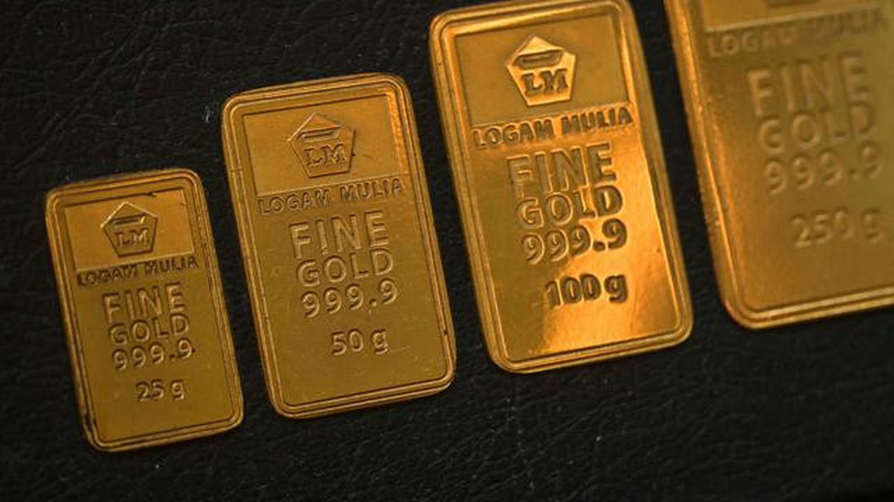 Sementara, harga emas di Galeri 24, Kamis (16/10/2025) tercatat Rp2.418.000 per gram atau naik dari Rp2.393.000 per gram. (Juni KRISWANTO/AFP)