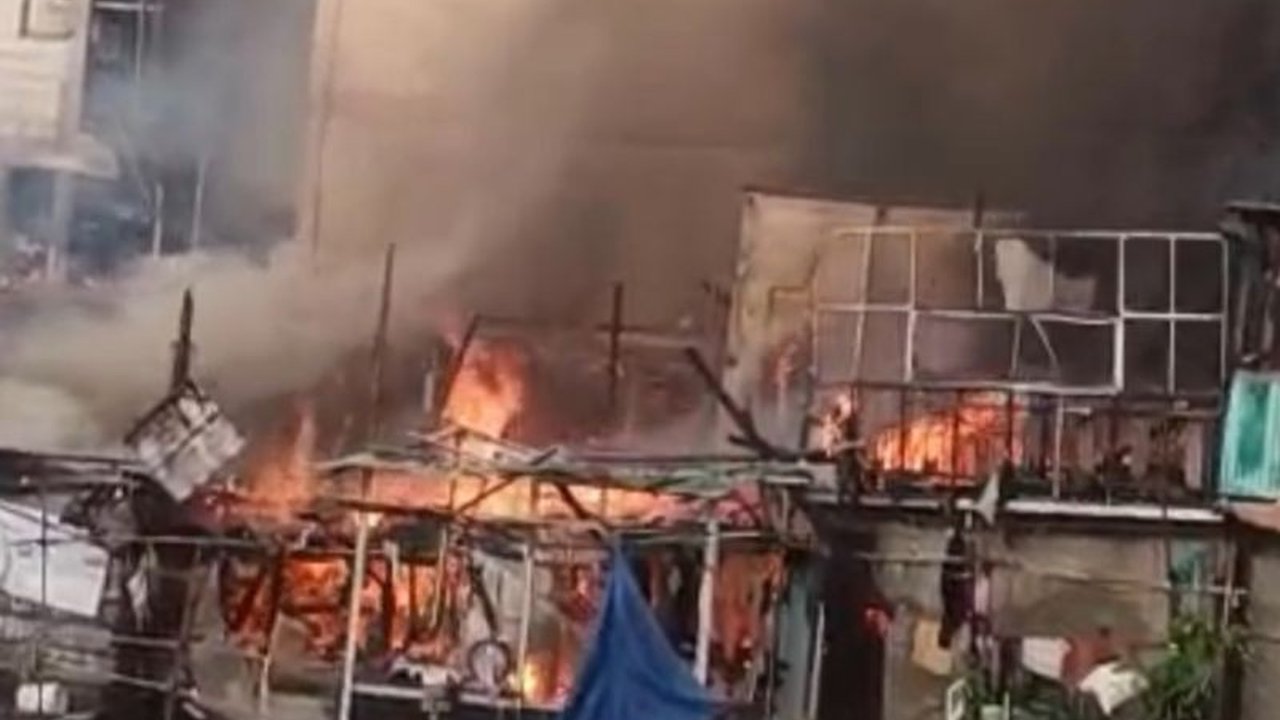 Belasan rumah di Kapuk Muara, Penjaringan, Jakarta Utara, ludes terbakar pada Minggu pagi. Kebakaran Jakarta Utara ini diduga dipicu oleh korsleting listrik.