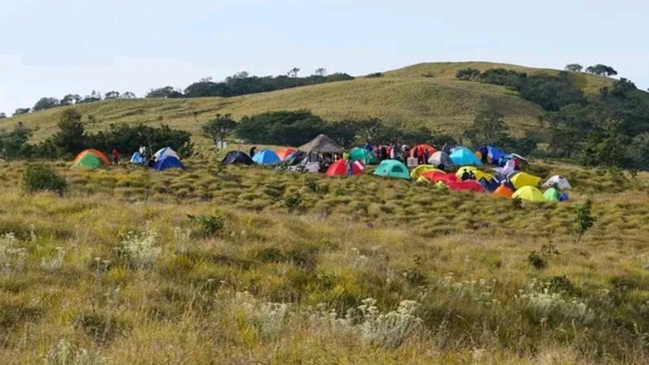 Balai TNGR meluncurkan Program Meriri, melibatkan puluhan petugas dan relawan untuk menjaga kelestarian Gunung Rinjani dari sampah serta mengedukasi etika wisata alam.