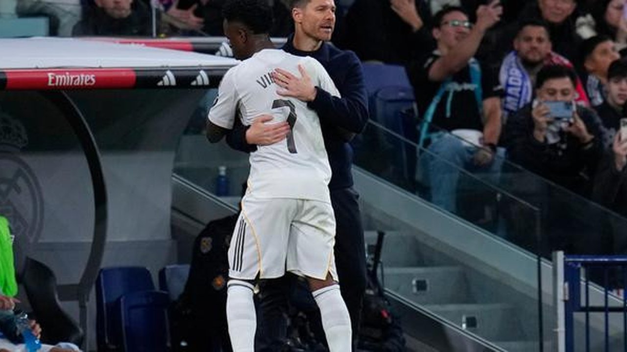 Vinicius Junior ditarik keluar saat Real Madrid menang 2-0 atas Sevilla pada laga pekan ke-17 La Liga di Santiago Bernabeu, Minggu (21/12/2025) dini hari WIB. Ketika berjalan keluar pada meni
