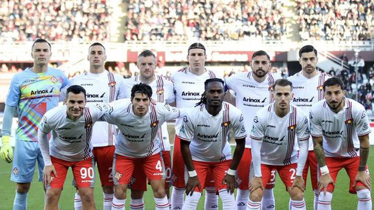 Emil Audero (paling kiri atas) bersama skuad Cremonese di pertandingan Liga Italia 2025/2026. (X/Cremonese)