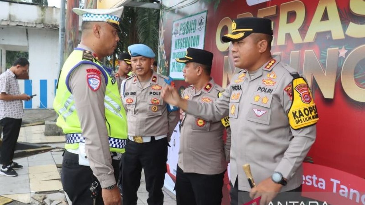 Kapolresta Tangerang memastikan kesiapan keamanan Natal dan Tahun Baru 2026 di Kabupaten Tangerang melalui Operasi Lilin Maung 2025, mengerahkan ratusan personel dan tim Jibom.