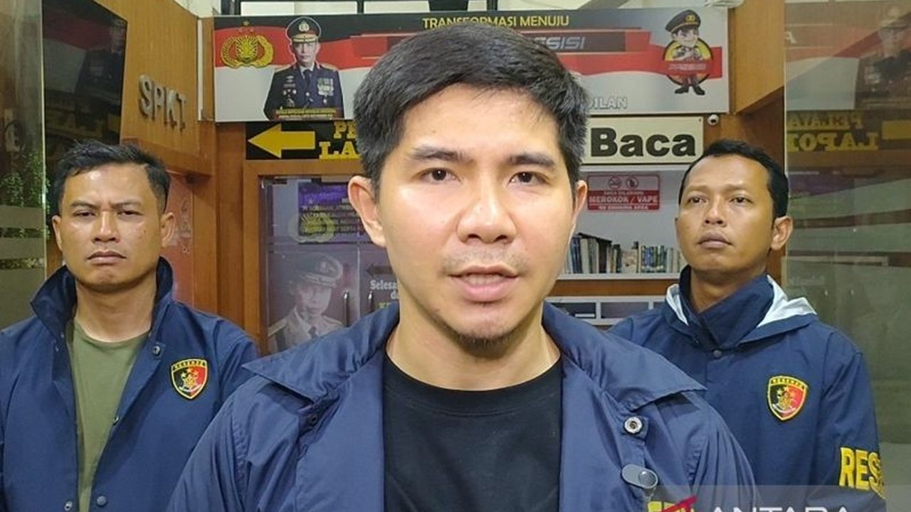 Seorang guru privat nekat menggasak uang dan emas milik jemaat gereja di Jakarta Barat. Pelaku berpura-pura beribadah, lalu beraksi saat korban lengah. Bagaimana kronologinya?