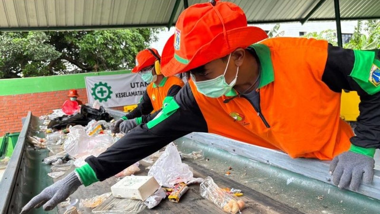 Implementasi Extended Producer Responsibility (EPR) menjadi krusial untuk mengatasi masalah sampah nasional, terutama sampah plastik, yang mengancam lingkungan dan kesehatan manusia.