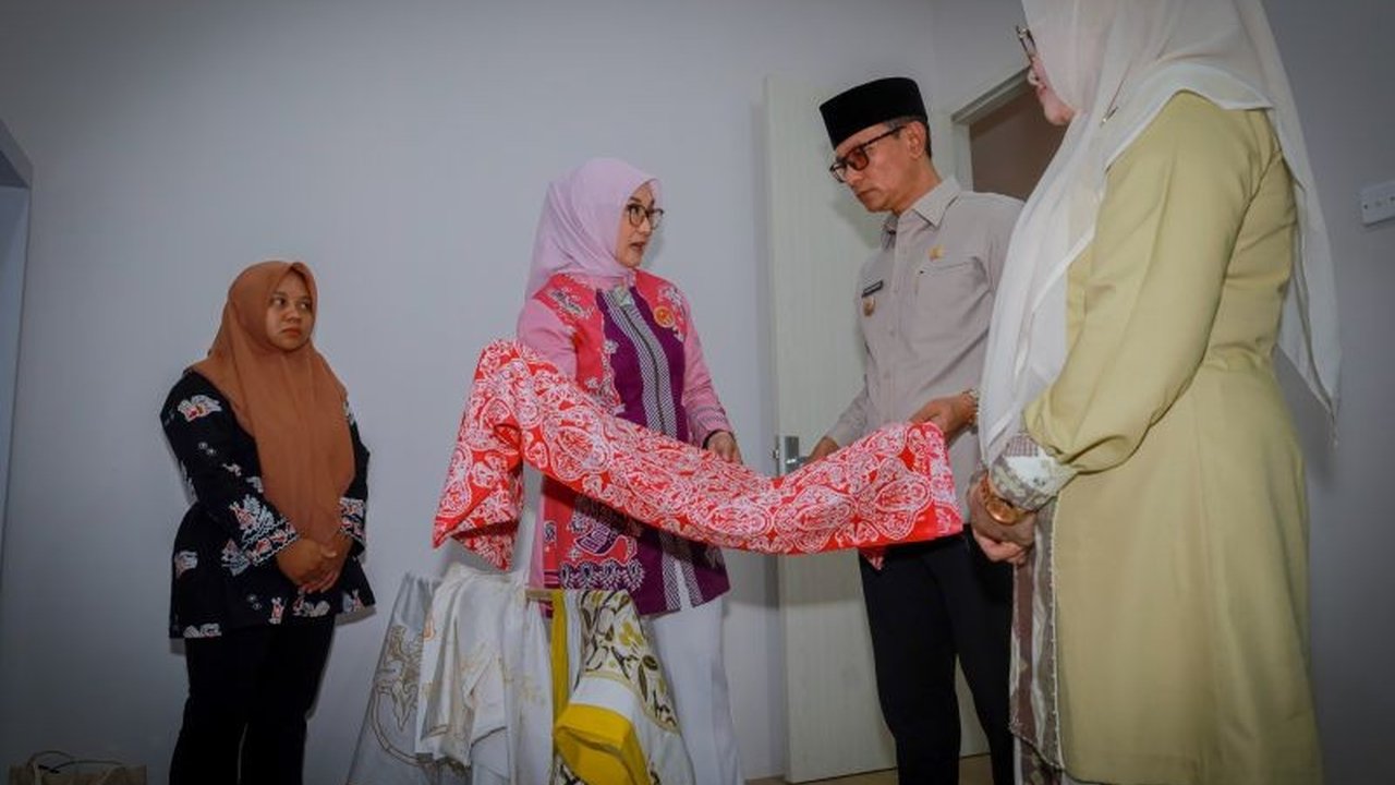 Dekranasda Kota Mataram berambisi wujudkan enam Kampung Batik Mataram di setiap kecamatan pada 2026, bukan hanya melestarikan budaya tapi juga menembus pasar global.