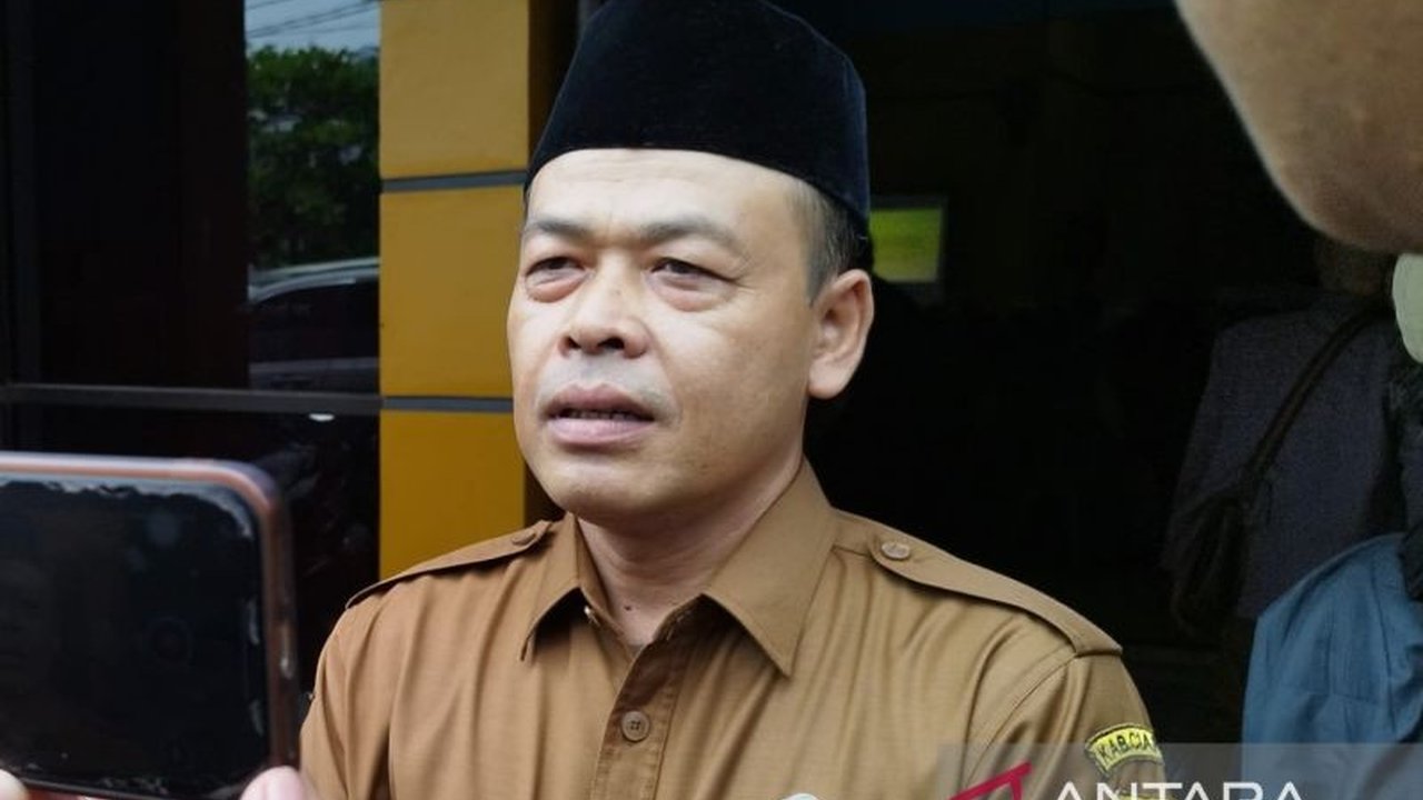 Dinas Pendidikan Pemuda dan Olahraga (Disdikpora) Cianjur berupaya keras menekan angka putus sekolah di Cianjur yang diperkirakan mencapai 50 ribu anak pada tahun 2025, melalui beragam program inovatif.