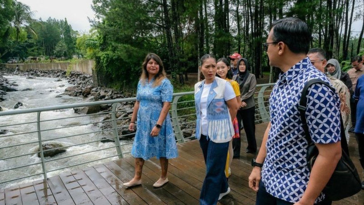 Wakil Menteri Pariwisata Ni Luh Puspa menekankan pentingnya penambahan penunjuk **jalur evakuasi tempat wisata** untuk menjamin keamanan dan kenyamanan wisatawan selama libur Natal 2025 dan Tahun Baru 2026.