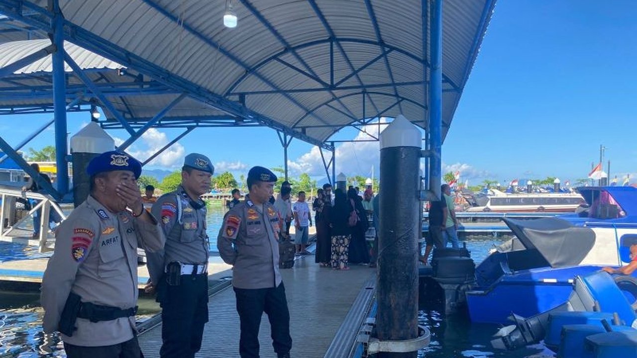 Menjelang Natal 2025 dan Tahun Baru 2026, pengamanan Pelabuhan Sofifi diperketat oleh personel Banops, sementara Pemprov Maluku Utara menawarkan diskon tiket 50% untuk mudik Nataru.