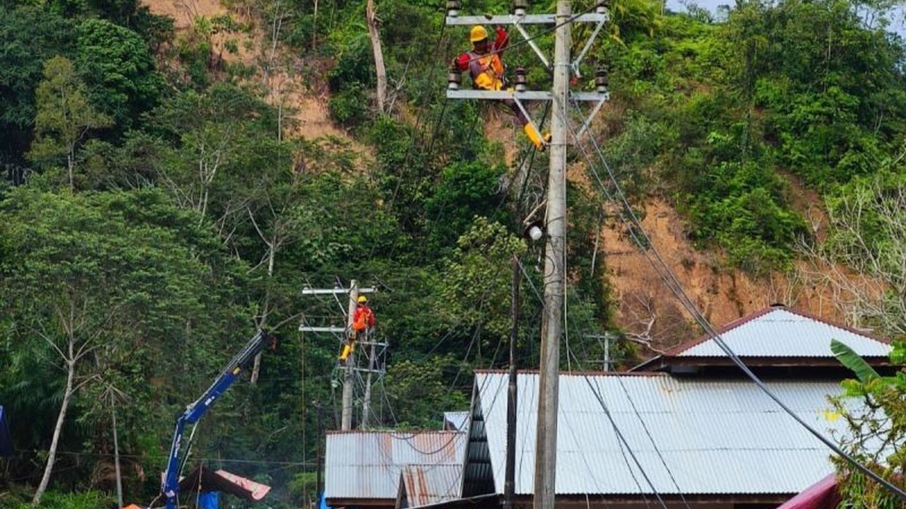 Direktur Utama PLN Darmawan Prasodjo mengumumkan pemulihan listrik Aceh pascabencana telah tuntas, dengan seluruh gardu induk beroperasi normal, memastikan pasokan stabil bagi masyarakat.
