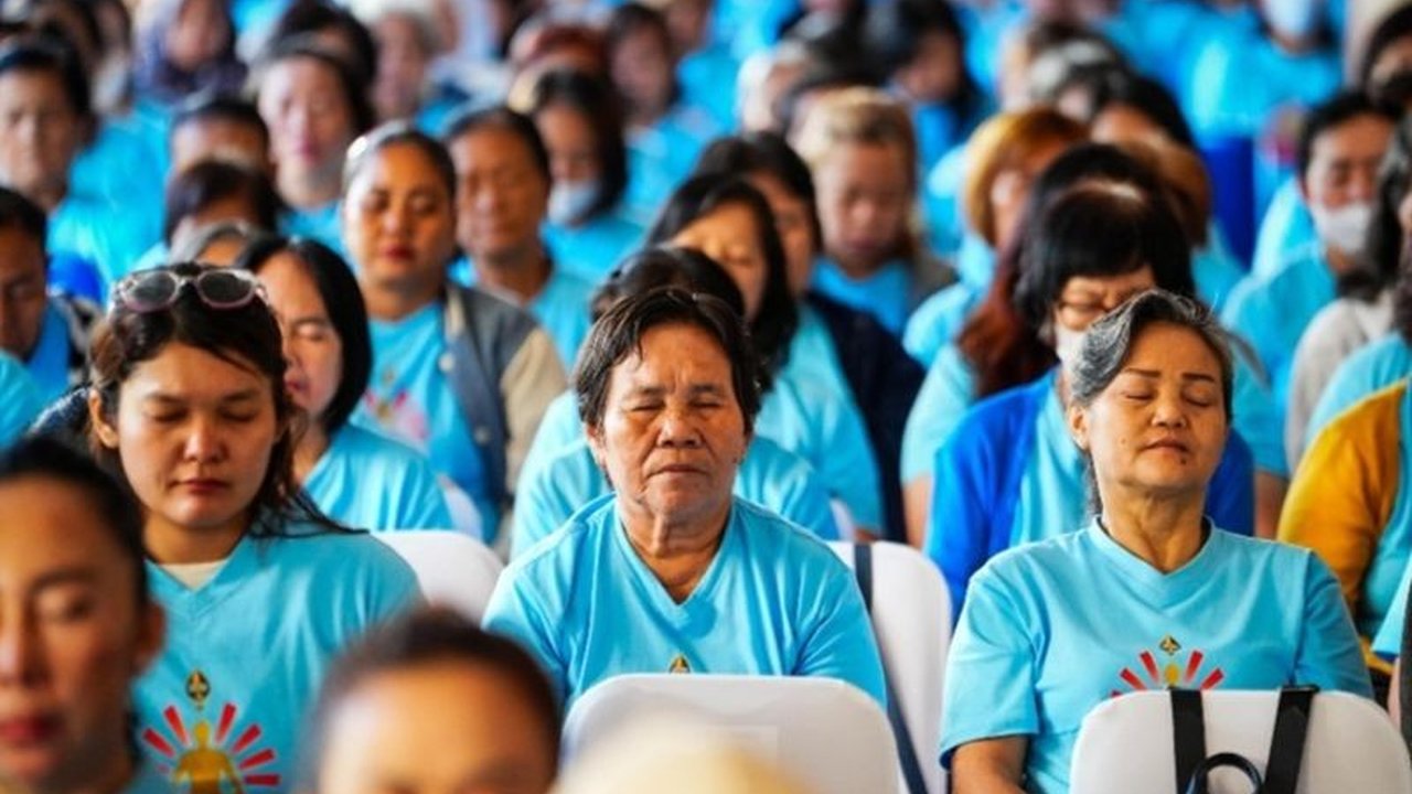 Ribuan peserta memadati Kuil Murugan Jakarta dalam peringatan Hari Meditasi Sedunia 2025, sebuah inisiatif global PBB untuk kesehatan mental dan kedamaian batin. Apa pesan penting di balik acara ini?