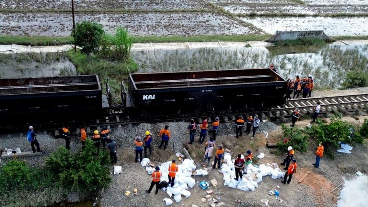 PT Kereta Api Indonesia (KAI) fokus pada pemulihan jalur kereta Sumatera yang terdampak bencana dengan bekerja nonstop selama 5x24 jam, memastikan mobilitas dan distribusi logistik tetap terjaga.