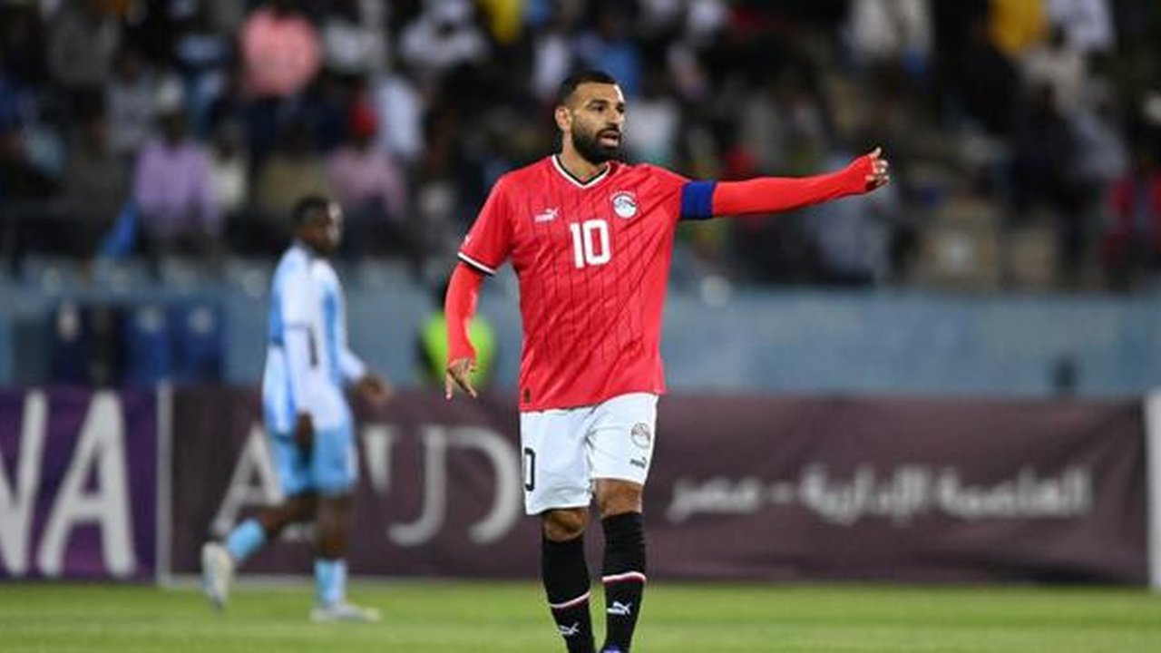 Striker Mesir bernomor punggung 10, Mohamed Salah, mengambil ancang-ancang selama pertandingan Grup C Piala Afrika CAF 2025 (CAN) antara Botswana dan Mesir di Stadion Francistown di Francisto