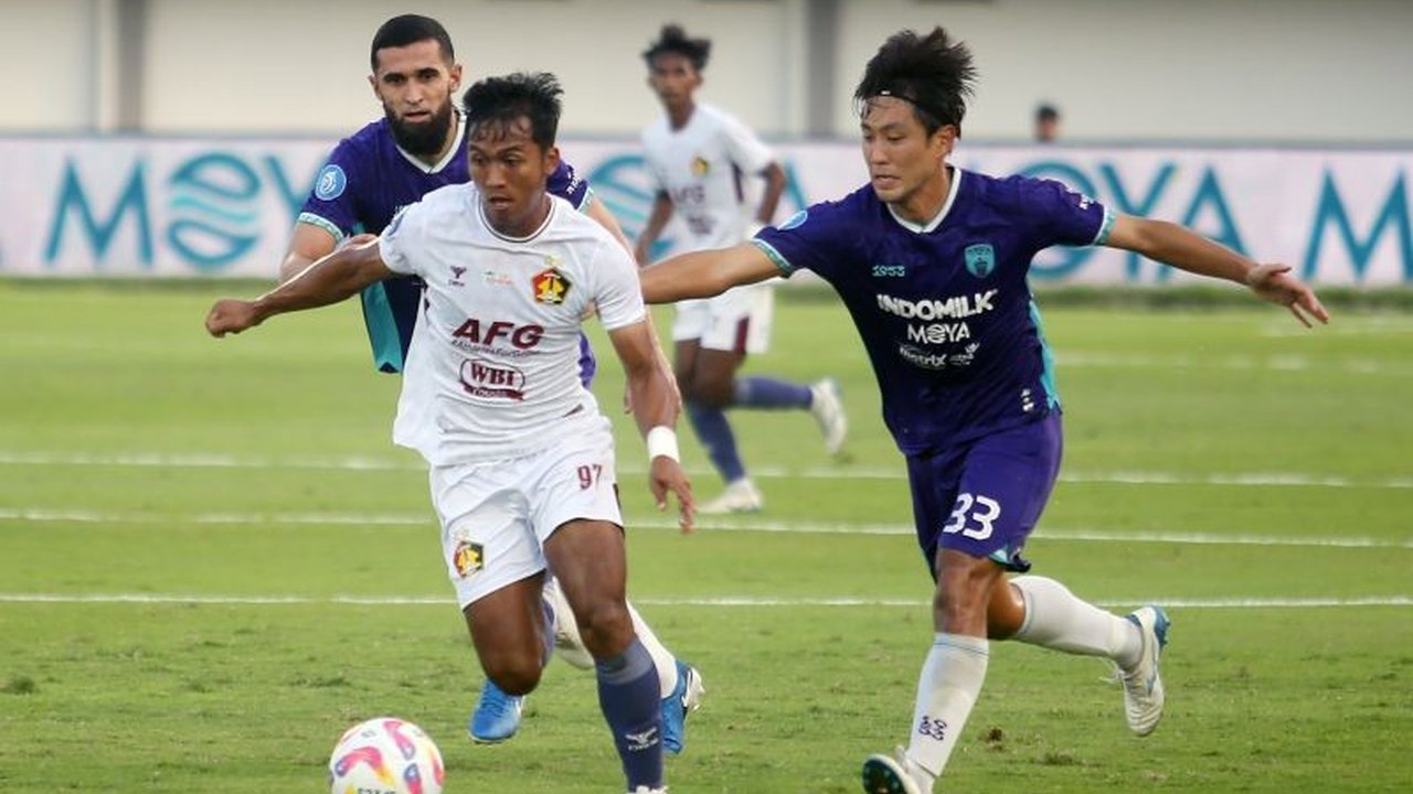 Aksi memukau Hokky Caraka cetak gol salto menjadi sorotan utama saat Persita Tangerang meraih kemenangan telak 3-0 atas Persik Kediri dalam lanjutan BRI Super League 2025/2026.