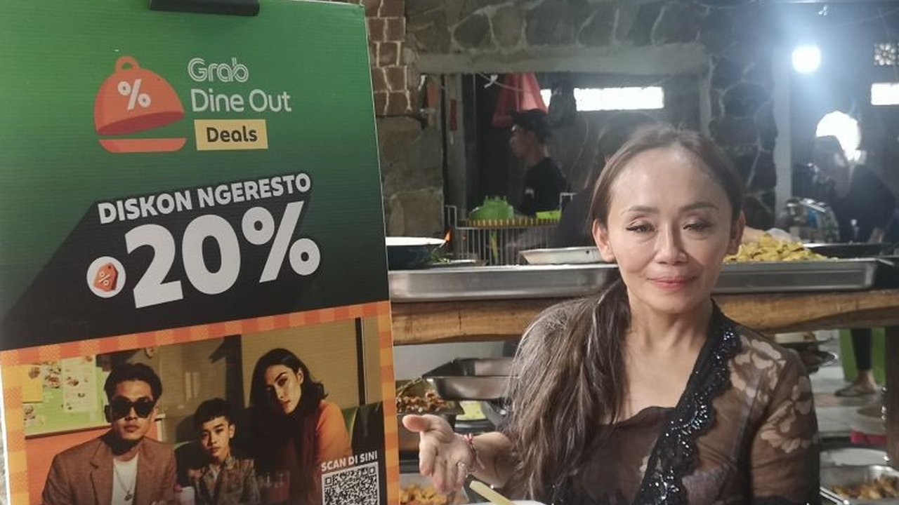 Warung Nasi Ayam Ibu Oki di Bali sukses bertransformasi menjadi Warung Nasi Digital Bali, memanfaatkan platform daring untuk bertahan di pandemi dan kini terus berkembang pesat.