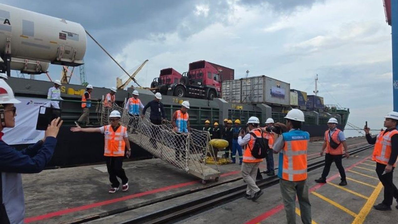 PT Pertamina Patra Niaga memastikan Pasokan Energi Aceh tetap terjaga dengan mengirimkan tabung LPG dan drum BBM via kapal laut, mendukung percepatan pemulihan pascabencana.