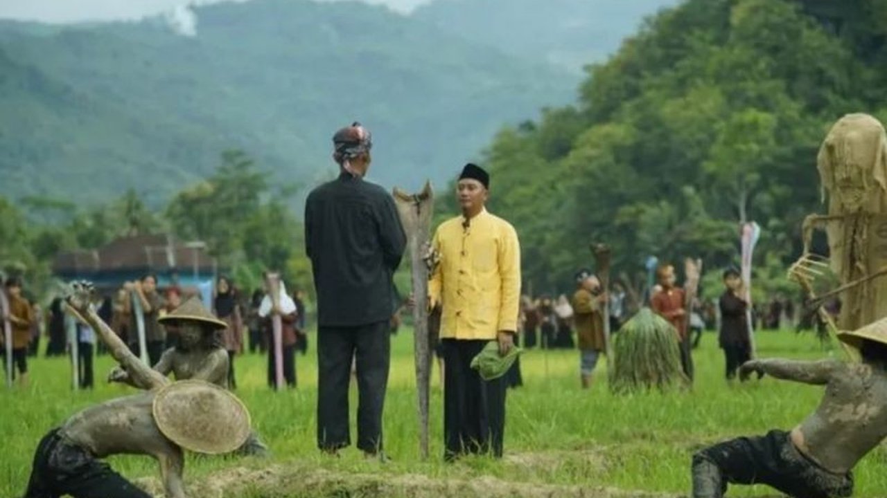 Masyarakat adat Pacitan kembali menggelar Ritual Thetek Melek Pacitan, sebuah tradisi tahunan yang bertujuan menjaga keseimbangan alam, menolak pagebluk, dan mempererat kebersamaan.